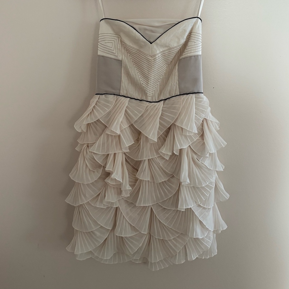BCBG Genera Runway White Tiered Ruffle Mini Dress Size 8 Strapless Geo Pleated - Picture 2 of 2